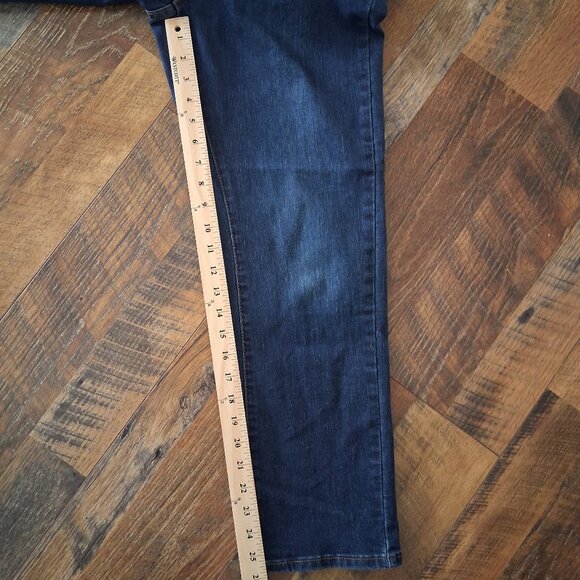 SOLD Levi's Womens Totally Shaping Ultimate Pull-on Ankle Straight Jeans Size 12 - Picture 4 of 10